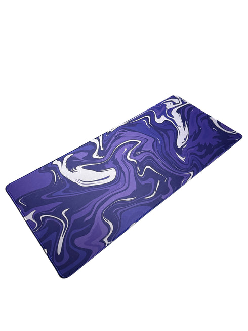 Muismat met abstract marmerpatroon in paarse tinten – vloeiende lijnen en artistieke uitstraling